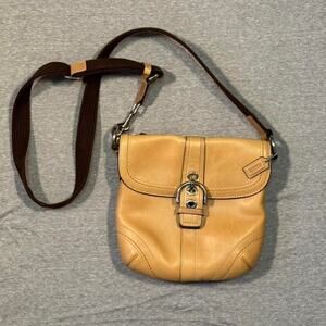 Vintage chic coach soho leather cream/tan colored bag with crossbody strap